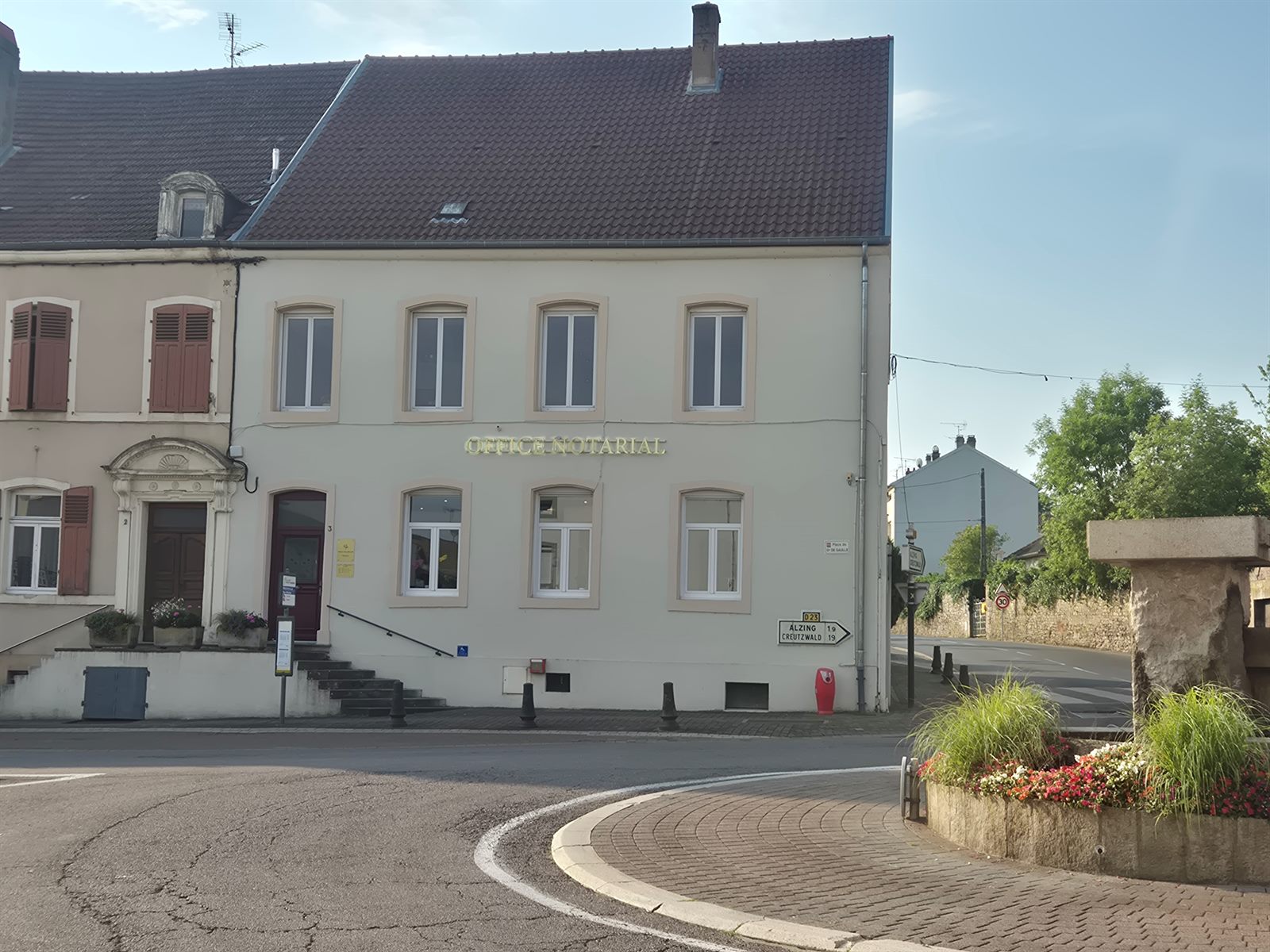 La façade de l'Office Notarial de Bouzonville, 3 place du Général de Gaulle, à l'angle de la rue d'Alzing